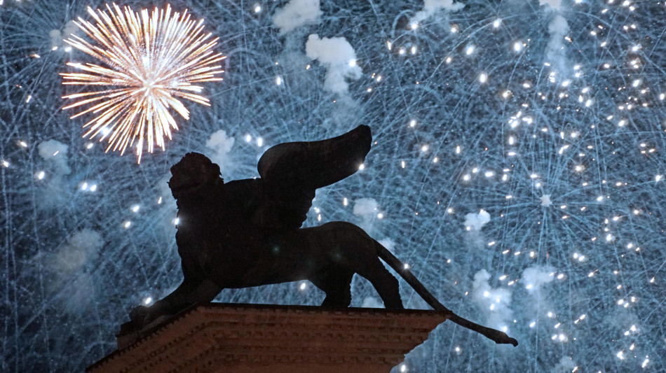 Fuochi d'artificio cadono tra la gente, paura e feriti a Venezia