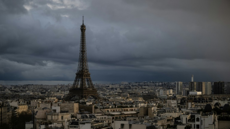 Greve na torre na Eiffel chega ao fim e monumento vai reabrir no domingo