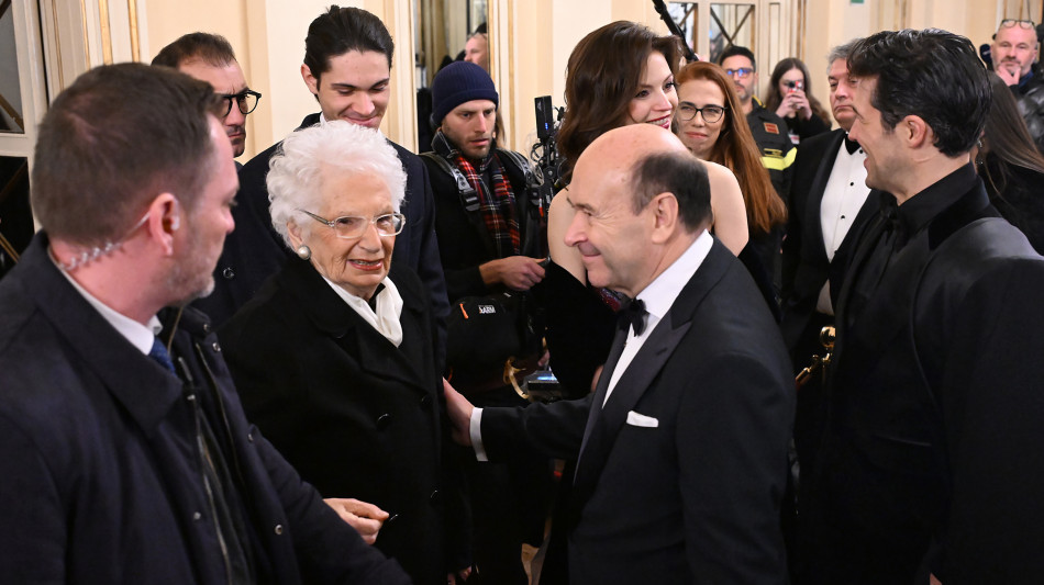 Alla Scala una Prima 'demure' che vira sul nero