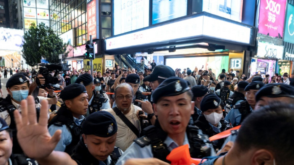 Polícia de Hong Kong prende artistas na véspera do aniversário do massacre da Praça da Paz Celestial 