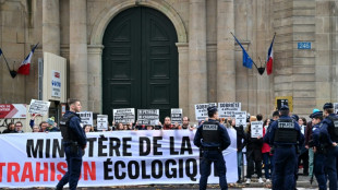 Action coup de poing devant des ministères pour dénoncer l'"inaction climatique" du gouvernement