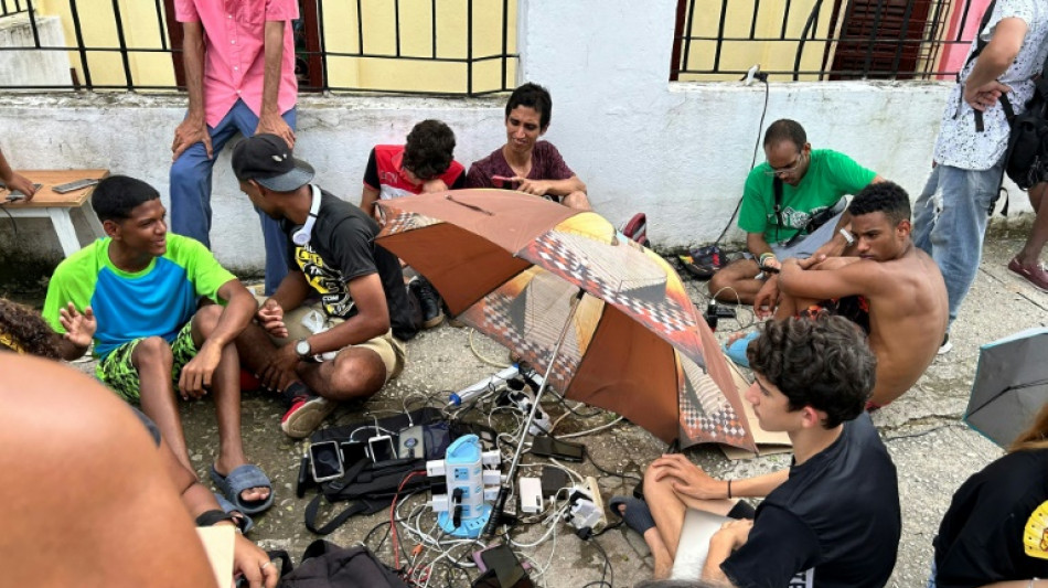 La Habana recupera despacio la luz tras apagón total en Cuba por paso de Rafael  