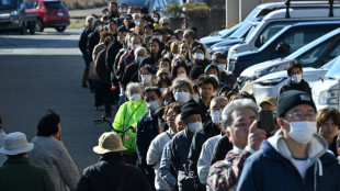 Au Japon, des habitants en quête d'eau et de provisions après un séisme dévastateur