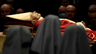 Des flots de fidèles à la basilique Saint-Pierre pour saluer Benoît XVI