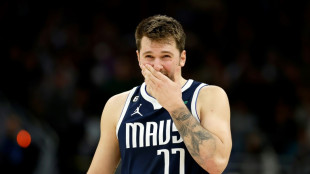 Con ´triple-doble´ de Doncic los Mavericks vencen a los Warriors en la NBA