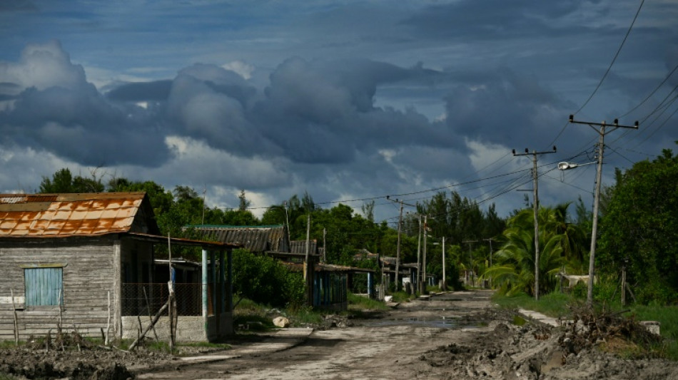 El huracán Rafael sale de Cuba y deja a la isla a oscuras 