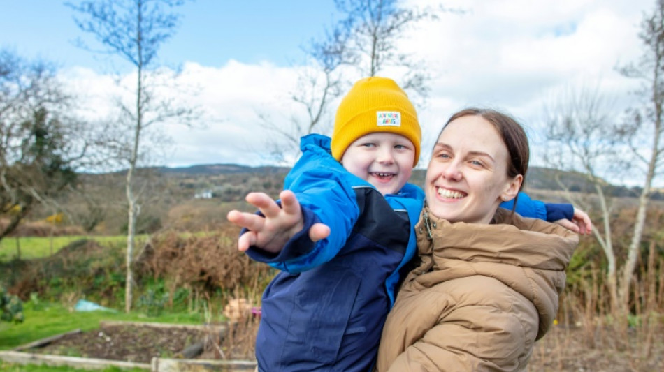 Après avoir fui l'Ukraine, un petit garçon de 5 ans espère soigner sa leucémie en Irlande