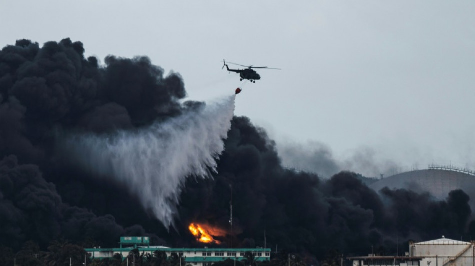 Bomberos y helicópteros buscan avanzar para aplicar espuma en incendio en Cuba