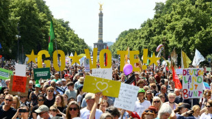 Tens of thousands join election rally against German far right