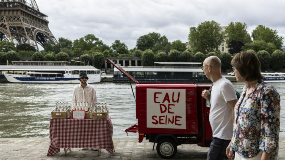 Un artista vende botellas de agua del Sena para denunciar costo de la descontaminación para los JJ OO de París