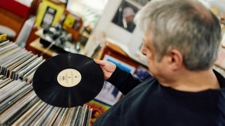 "Sentir, toucher, regarder": au Royaume-Uni, nouvel âge d'or pour les vinyles