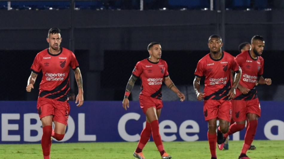 Athletico-PR vence Libertad (2-1) de virada e lidera Grupo G da Libertadores