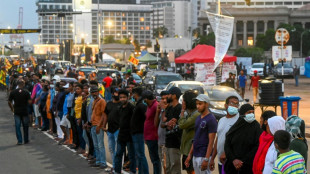 Sri Lanka: ordre de tirer sur les émeutiers, des manifestants défient le couvre-feu