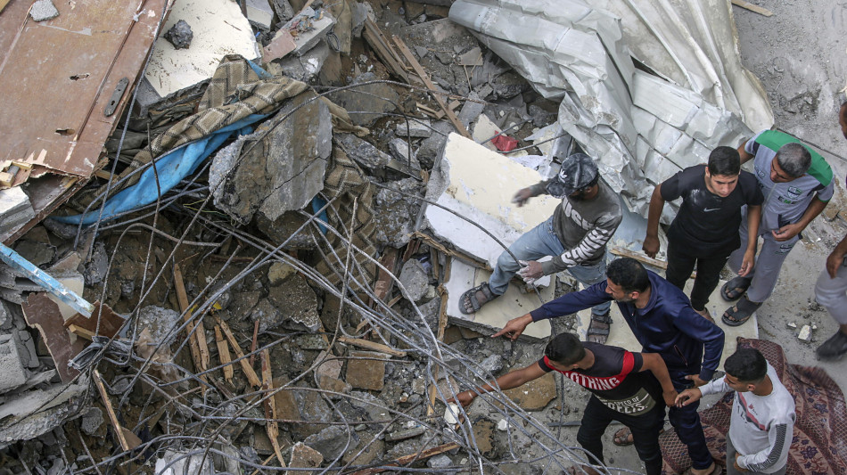 Media palestinesi, 17 morti in bombardamento su casa a Gaza