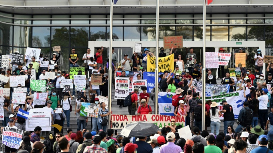 Salvadorenhos protestam contra lei de mineração de Bukele