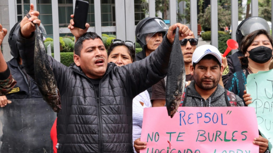 Pescadores lanzan peces negros frente a las oficinas de Repsol en Lima como protesta por un derrame