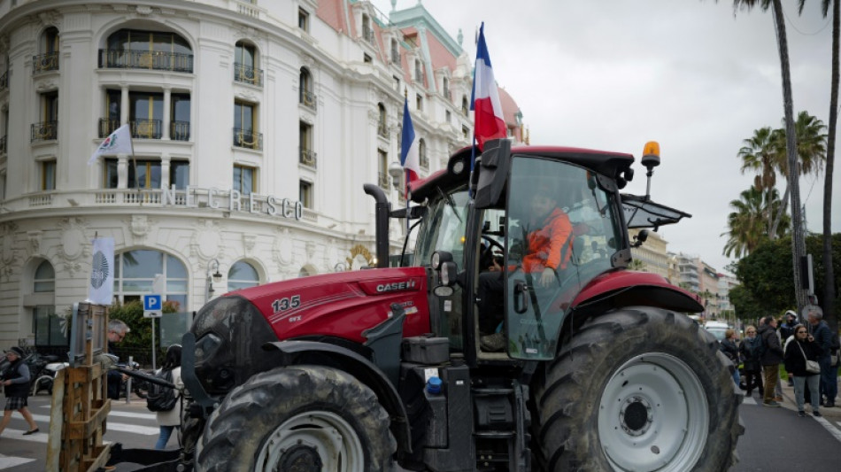 French farmers' unions call for end to roadblock protests