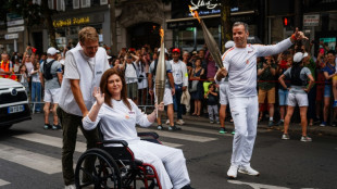 Les journalistes de l'AFP Christina Assi et Dylan Collins, blessés au Liban, portent la flamme olympique