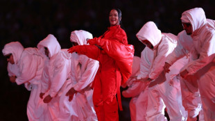 Rihanna conquista el Super Bowl con una acrobática actuación