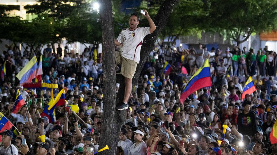 Elezioni in Venezuela, lunghe fila prima dell'apertura dei seggi