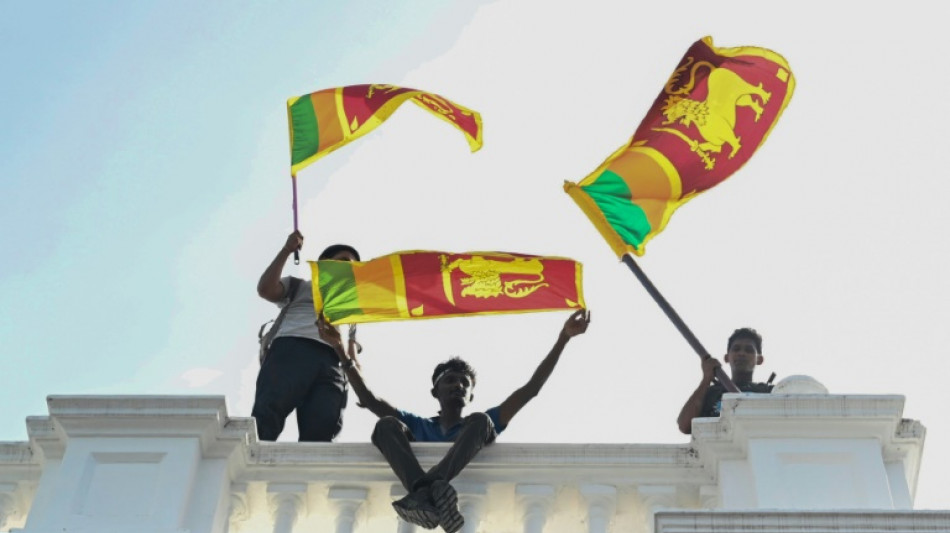 Sri Lanka: les manifestants quittent les bâtiments occupés, le président part pour Singapour