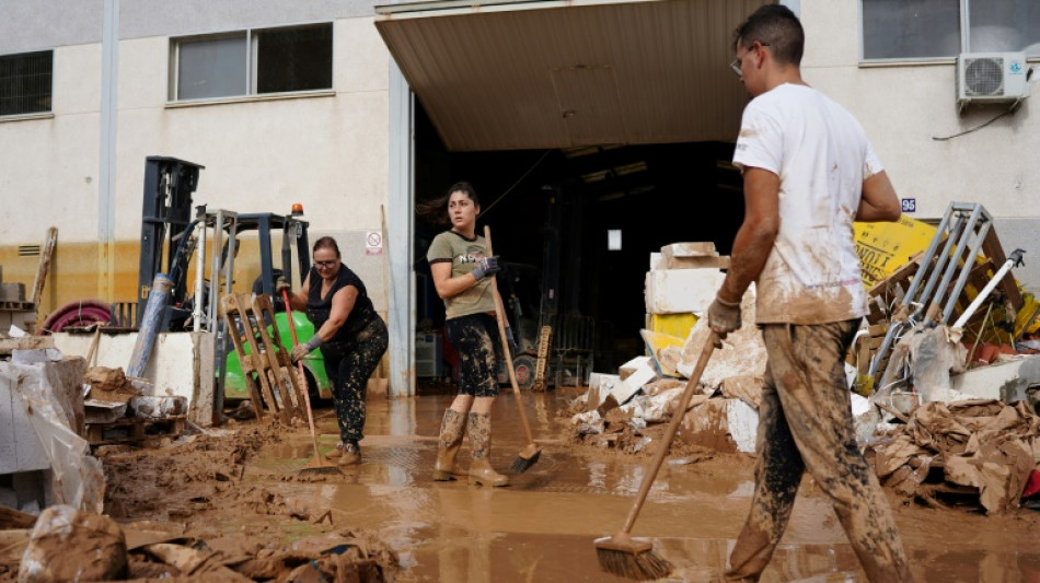 La recherche de survivants se poursuit en Espagne après les inondations, mais le risque demeure