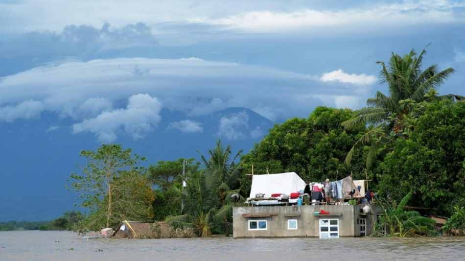 Sube a 110 el balance de muertos de tormenta tropical en Filipinas