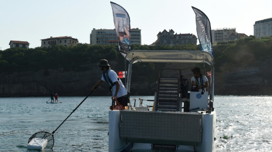 À Biarritz, un bateau à l'œuvre pour ramasser les déchets plastiques flottants