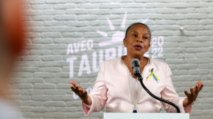 Présidentielle: Taubira se retire, Macron toujours focalisé sur l'Ukraine