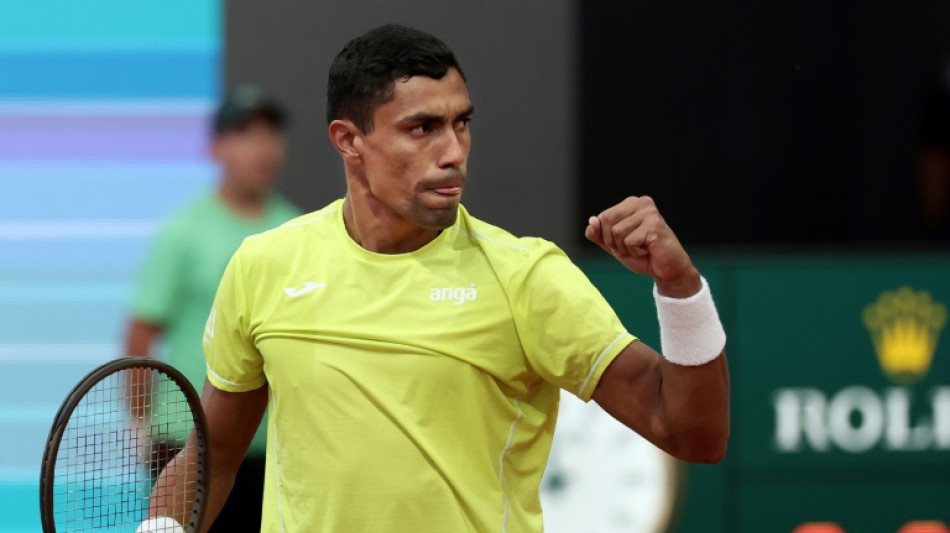 Thiago Monteiro surpreende e derrota Tsitsipas em Madri