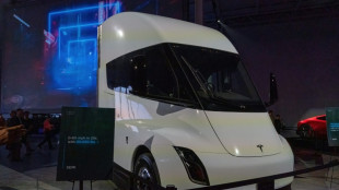 Con Musk al volante, Tesla entrega su primer camión eléctrico, el Semi