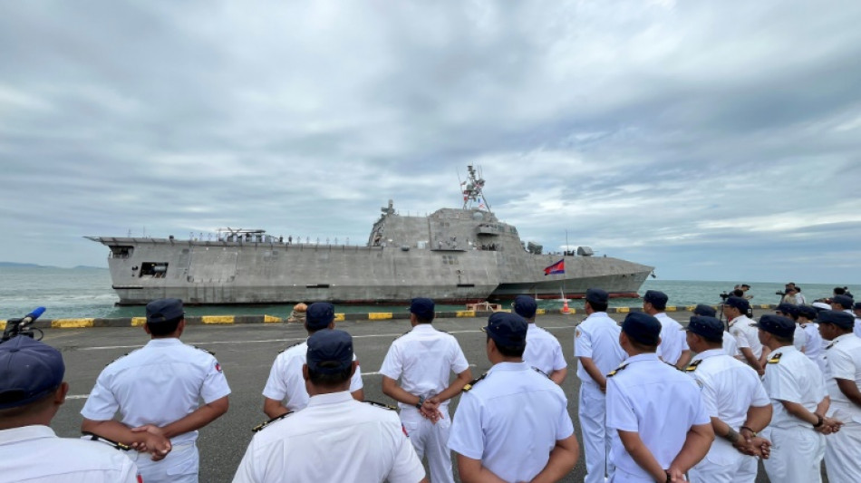 Navio militar americano atraca no Camboja, perto de base reformada pela China