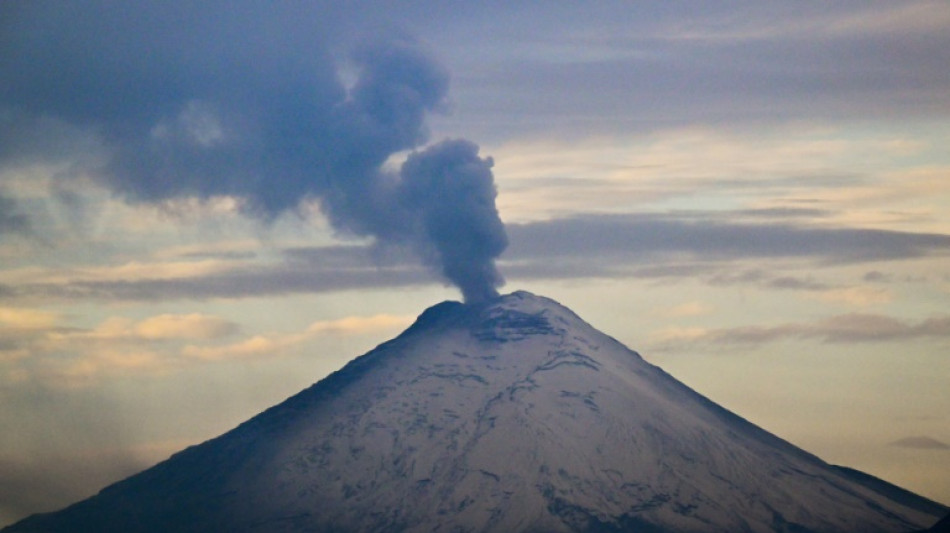 Equateur: le volcan Cotopaxi gronde, fumerolles et chutes de cendres