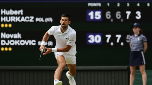 Djokovic perde set, mas avança às quartas de final de Wimbledon