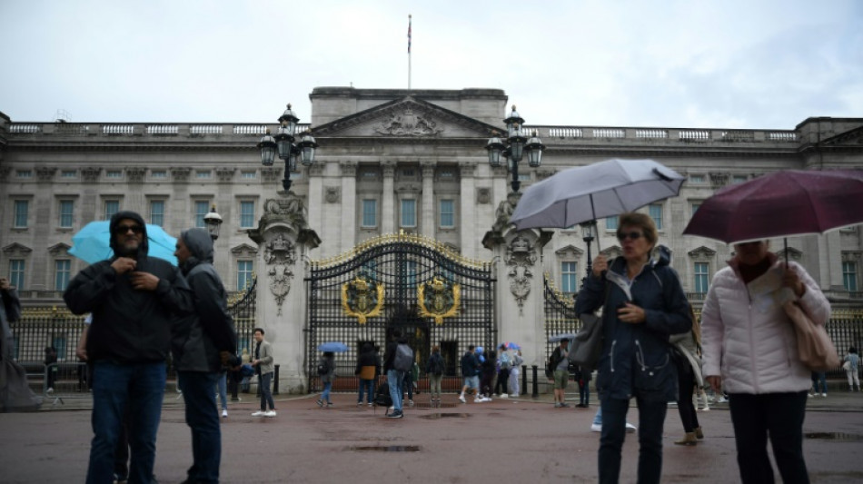 El Reino Unido, "profundamente preocupado" por la salud de Isabel II