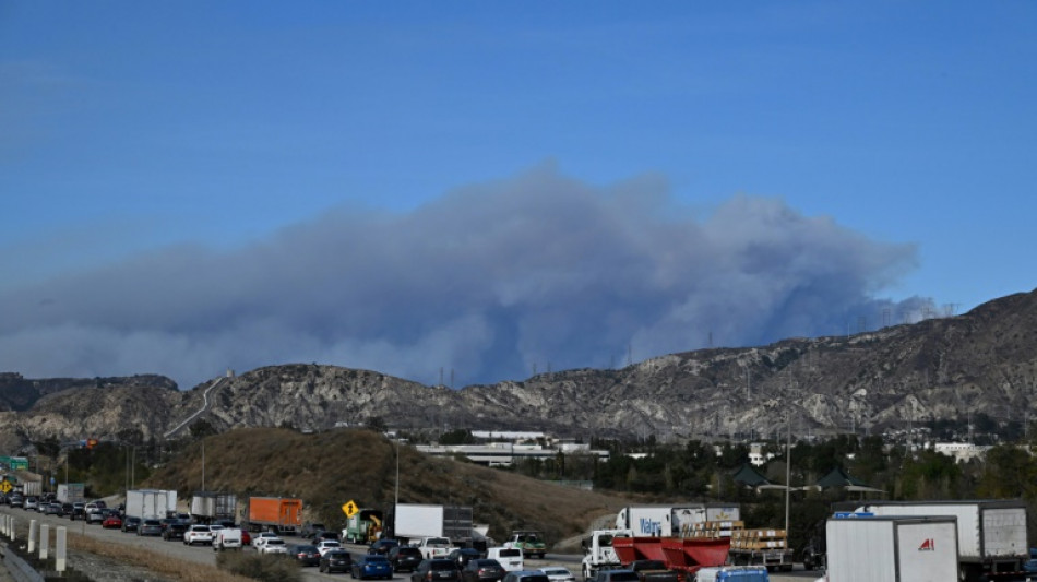 Miles de órdenes de evacuación por nuevo incendio alrededor de Los Ángeles