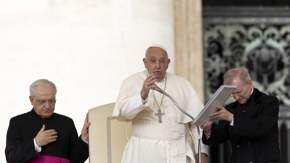 Il Papa, 'nel tempo delle migrazioni stiamo diventando disumani'