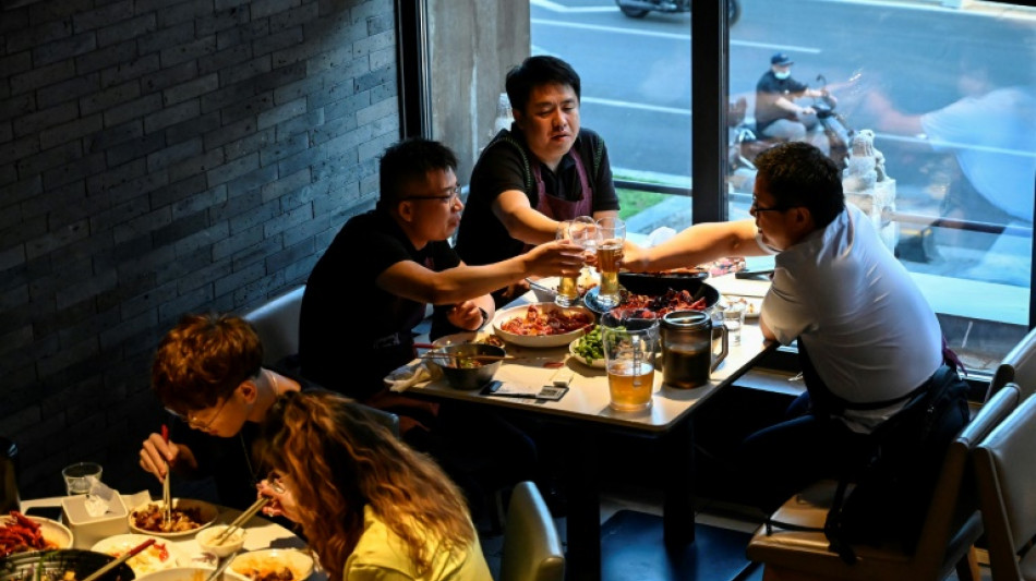 Los pekineses celebran la reapertura de los restaurantes