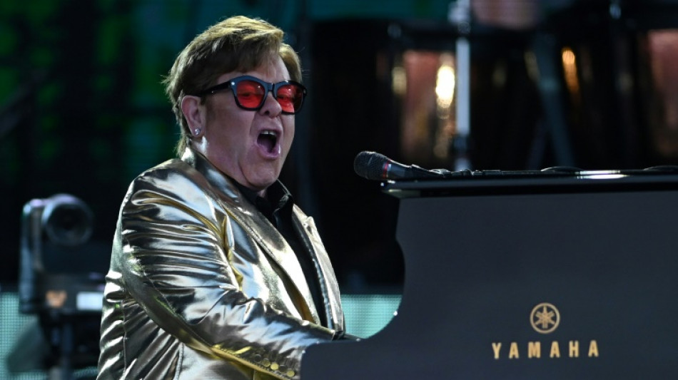 Emotivo Elton John se despide en festival de Glastonbury