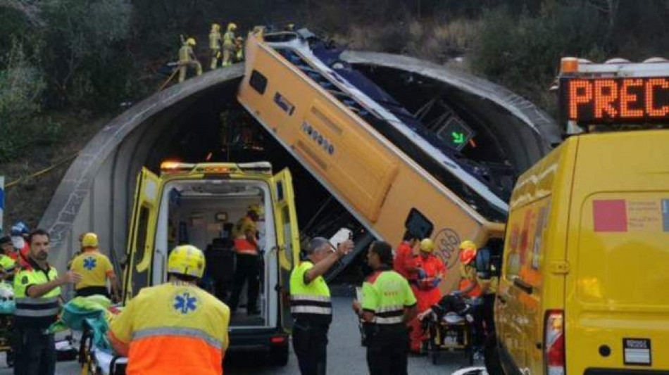 Spagna: bus si ribalta e resta in verticale, illesi i passeggeri