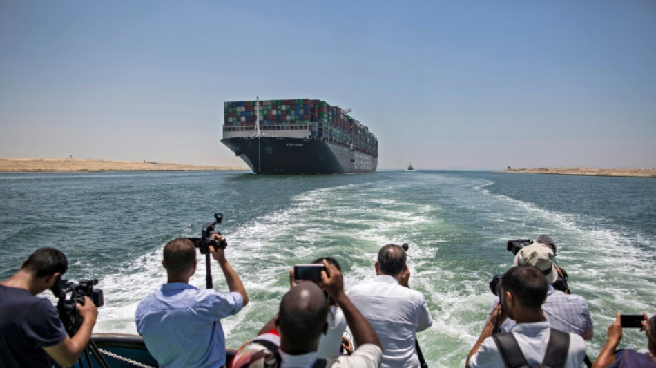 Los ingresos del canal de Suez caen un 23,4% debido a las perturbaciones en el mar Rojo