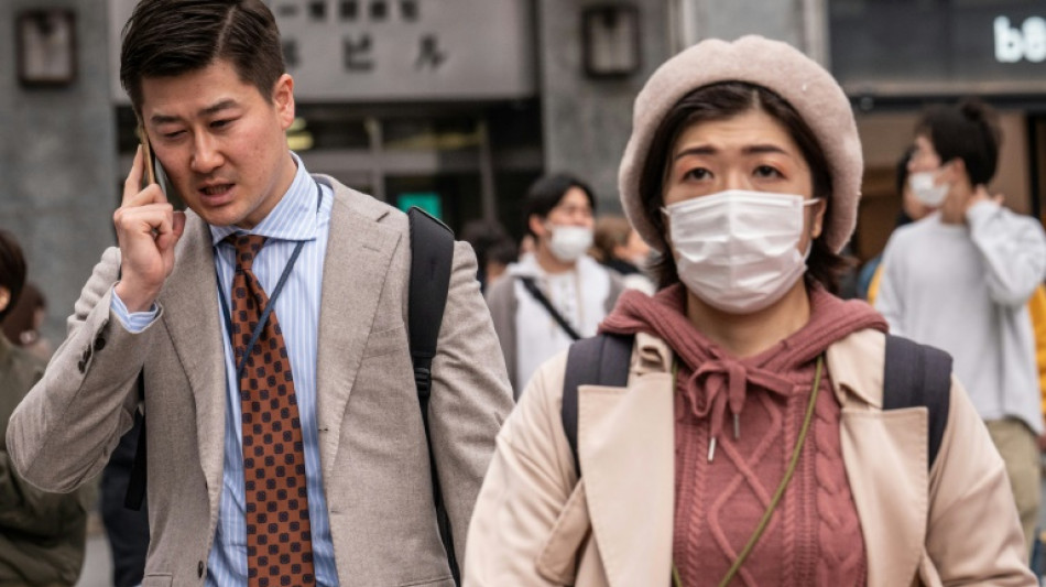 Covid: le Japon tombe le masque, à petits pas