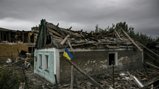 Loin du front, une rue rasée par une frappe dans l'Est de l'Ukraine