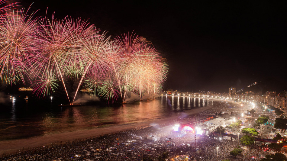 Ultimi preparativi per la festa di Capodanno a Rio de Janeiro