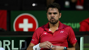 Wawrinka señala a Piqué ante las gradas vacías en Mánchester en la Copa Davis