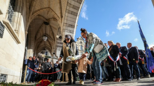 Hommage à la cathédrale d'Arras pour les funérailles de Dominique Bernard, sous haute surveillance