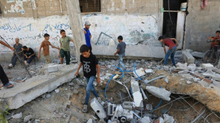 Bombardeio mortal atinge escola em Gaza e milhares de palestinos fogem dos combates