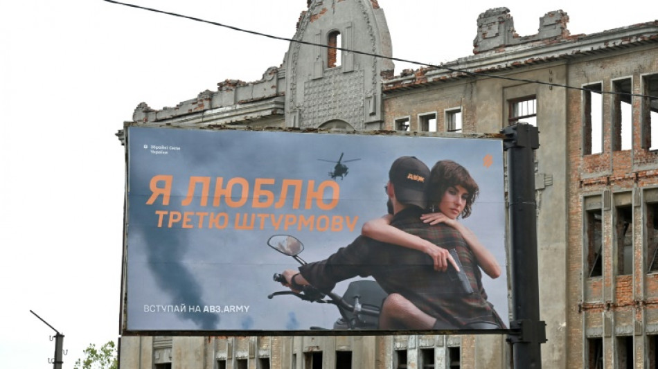 En Ukraine, la bataille du marketing pour rendre l'armée "sexy"