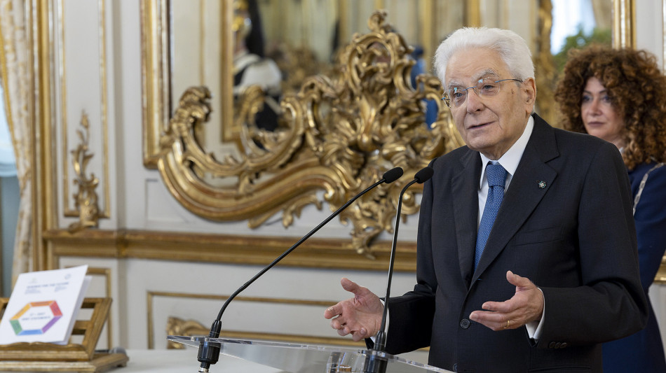 Mattarella, aiutare le giovani coppie, lo chiede la Costituzione