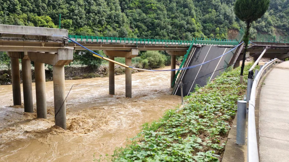 In Cina crolla un ponte per il maltempo, 12 morti